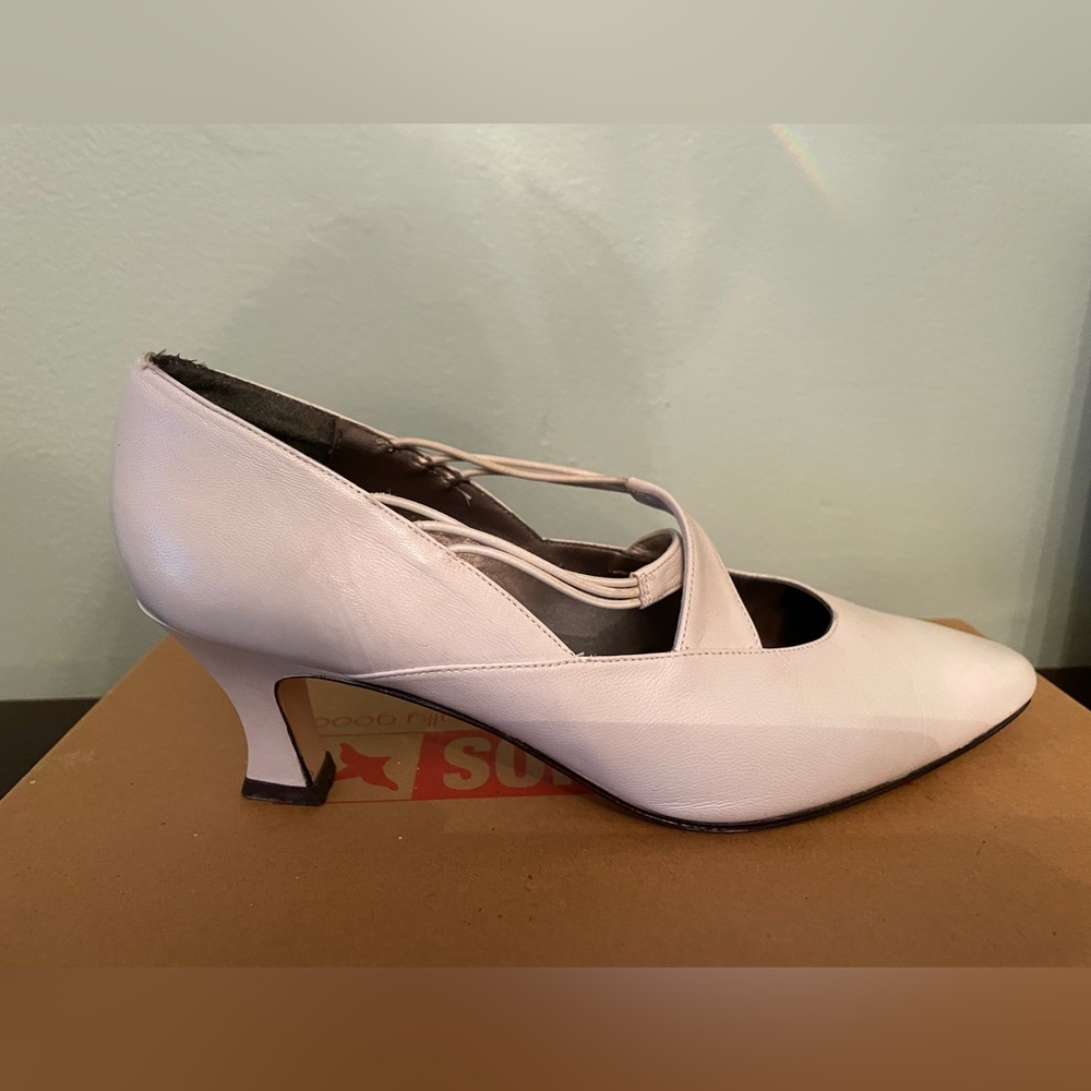 Carissa Leather Ivory kitten heel size 6 1/2